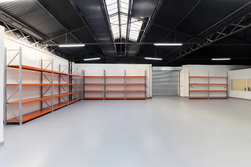 Entrepôt professionnel moyen à Montreuil – vue 1