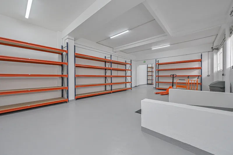 Entrepôt compact de stockage à Montreuil – vue 1