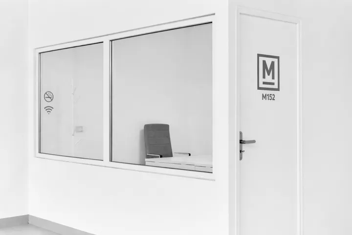 Intérieur d'un entrepôt logistique M152 avec rayonnages